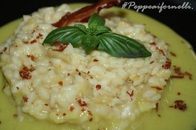 Risotto ai cuori di carciofo su vellutata di patate e briciole di pancetta tostata.