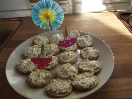 CRACKERS DI FARRO CON ROBIOLA