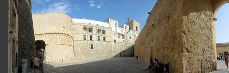 Otranto fra antiche mura, cielo e mare