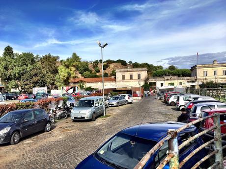 Chi sta distruggendo la Città dell'Altra Economia? Così un'oasi urbana è stata tramutata in parking abusivo