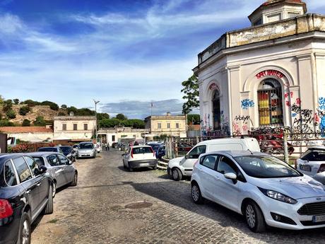 Chi sta distruggendo la Città dell'Altra Economia? Così un'oasi urbana è stata tramutata in parking abusivo