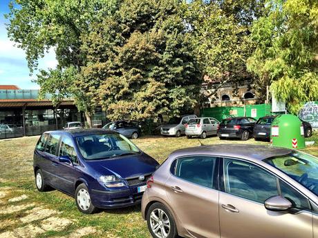 Chi sta distruggendo la Città dell'Altra Economia? Così un'oasi urbana è stata tramutata in parking abusivo