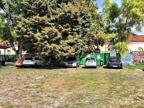 Chi sta distruggendo la Città dell'Altra Economia? Così un'oasi urbana è stata tramutata in parking abusivo