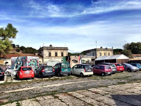 Chi sta distruggendo la Città dell'Altra Economia? Così un'oasi urbana è stata tramutata in parking abusivo