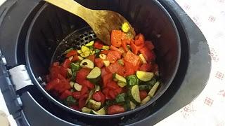 Scrigni di pane carasau ripieni di verdure salatate, caprino e olive taggiasche