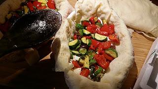 Scrigni di pane carasau ripieni di verdure salatate, caprino e olive taggiasche