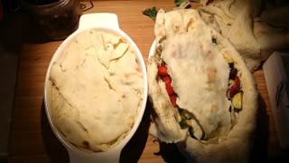 Scrigni di pane carasau ripieni di verdure salatate, caprino e olive taggiasche