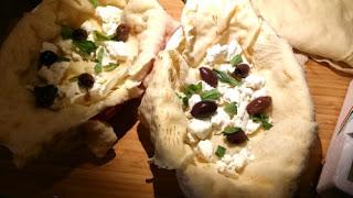 Scrigni di pane carasau ripieni di verdure salatate, caprino e olive taggiasche