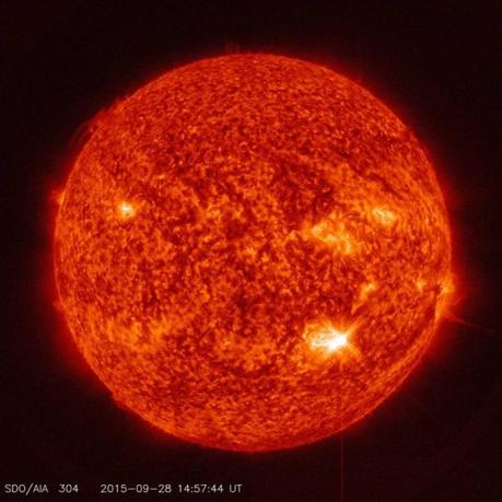 Il Sole ripreso dall'osservatorio spaziale SDO della NASA durante il brillamento di classe M7.6, visibile in basso a destra del disco solare. L'immagine è stata presa con un filtro nella banda della radiazione ultravioletta. Crediti: NASA/SDO 