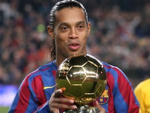 Ronaldinho - Barcelone /FC Seville- Liga - 11.12.2005 - Foot Football - Hauteur attitude pose portrait joie ballon d or dor