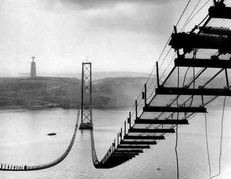 Due passi sul Ponte “25 di Aprile” di Lisbona