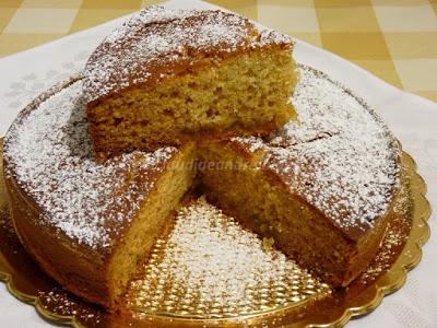 Torta al olio e miele, con marmellata di albicocca e mandorle