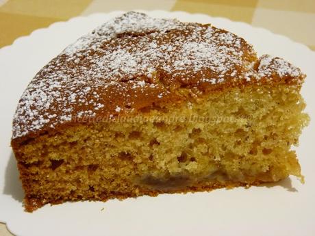 Torta al olio e miele, con marmellata di albicocca e mandorle