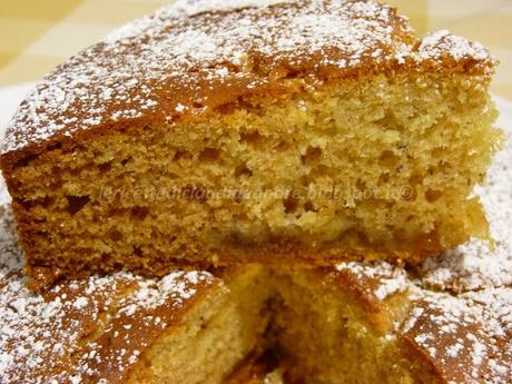 Torta al olio e miele, con marmellata di albicocca e mandorle