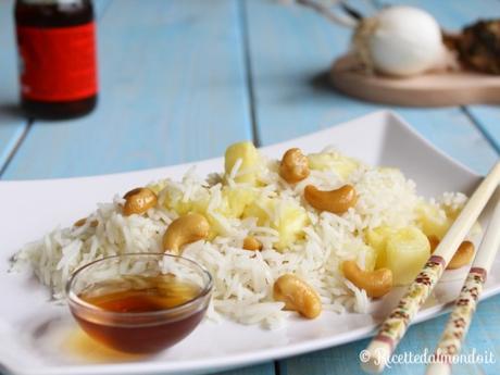 Riso fritto con ananas e anacardi