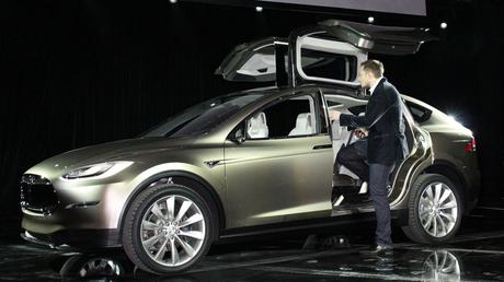 Tesla Model X presentata ufficialmente