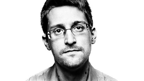Edward Snowden si iscrive a Twitter, e segue l'account NSA!