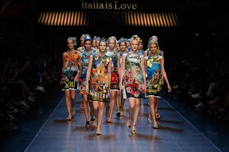 CARTOLINE DALL'ITALIA E SELFIE FIRMATI DOLCE & GABBANA