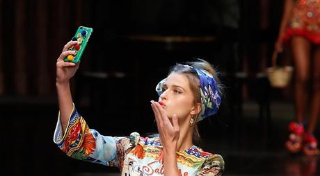 CARTOLINE DALL'ITALIA E SELFIE FIRMATI DOLCE & GABBANA