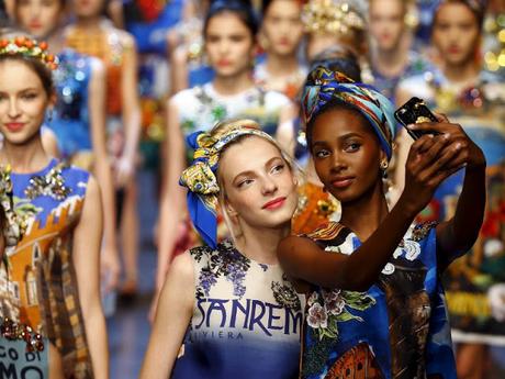 CARTOLINE DALL'ITALIA E SELFIE FIRMATI DOLCE & GABBANA