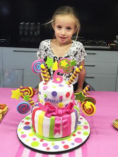 Candy cake: la torta decorata con le caramelle in pasta di zucchero per il compleanno di una bimba