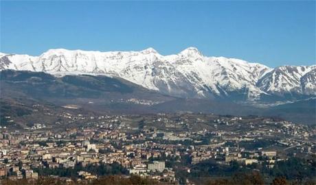 L'Aquila con alle spalle il Gran Sasso 