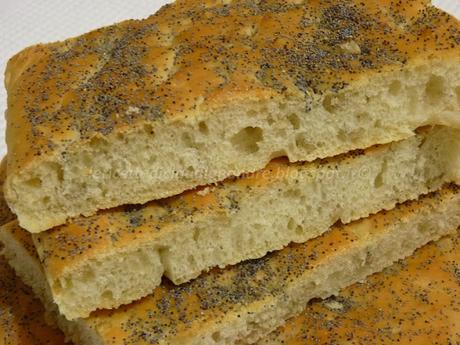 Focaccia morbidissima con semi di girasole e papavero