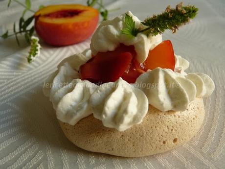 Mini pavlova veloci, a modo mio, con pesche nettarine