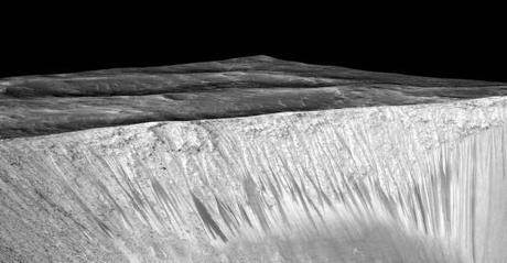  Le striature scure della foto arrivano fino a poche centinaia di metri di lunghezza . si sono formate dal passaggio di acqua salmastra liquida e salata Crediti: NASA/JPL/Università dell'Arizona