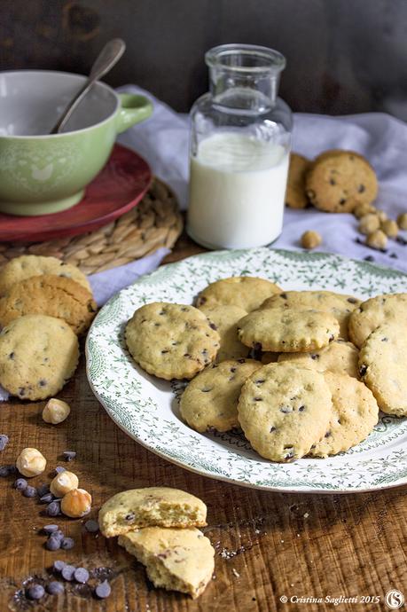 ricetta-biscotti-nocciole-gocce-cioccolato-colazione-contemporaneo-food