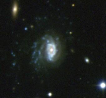 La galassia-medusa JO201 si trova nell'ammasso di galassie Abell 85. A sinistra della galassia si può oservare il materiale che e' fuoriuscito dalla galassia. I punti luminosi, principalmente blu, nella meta' sinistra dell'immagine sono tutte regioni in cui dal gas strappato si sono formate nuove stelle. Crediti: VST@ESO, Poggianti et al. (2015), INAF 
