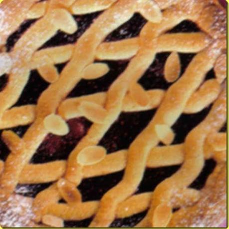 Crostata di mandorle con confettura di lamponi.