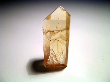 Pietre e cristalli, Quarzo rutilato o Rutilo