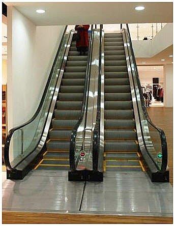 Bimbo cade dalla scala mobile: salvo VIDEO