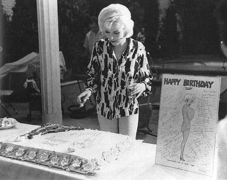 1 giugno 1962: Marilyn Monroe festeggia il suo 36esimo compleanno
sul set del film incompiuto Something's Got to Give