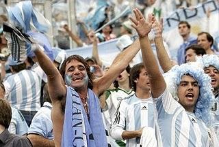 ARGENTINA, IN VOLO CON LA SELECCION ULTRAS VIOLENTI E 'SPARRINGS' - ARGENTINA, AIRBORNE WITH SELECCION VIOLENT FANS AND 'SPARRINGS'