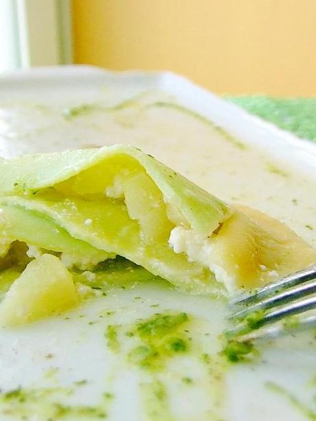 RAVIOLI BICOLORE DI MELE PETITE SUISSE MIELE DI CASTAGNO CON PESTO DI FAVE PISTACCHI PINOLI BASILICO E ACCIUGHINE