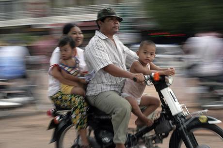 Tips to survive in Cambodja: How to cross the road