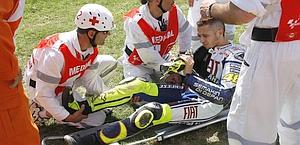 Pauroso incidente per Valentino Rossi: rottura di tibia e perone