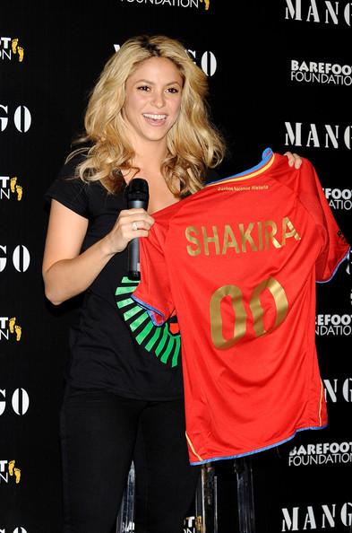 Shakira Disegna le World Cup Charity Tees x l’UNICEF e Mango