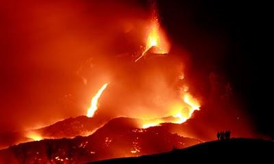 IL VULCANO PACAYA IN GUATEMALA è UN'ATTRAZIONE TURISTICA MA MOLTO PERICOLOSA. e' IN CONTINUA ERUZIONE