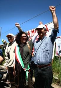 L’assessore, la fascia tricolore, il pugno in alto