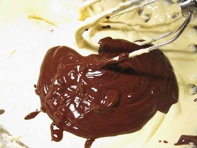 Torta morbida morbida al cioccolato e pesche