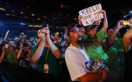 Parte della enorme folla vicino al palco durante l'esibizione di Kelli Pickler (Larry McCormack)