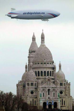 Un dirigibile survola Parigi