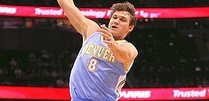 Gallinari in azione contro Orlando. Ap