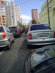 Manovra per carico-scarico blocca il transito