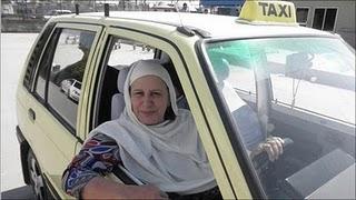 Zahida, la prima tassista donna del Pakistan