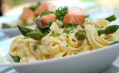 Tagliatelle con salmone e asparagi