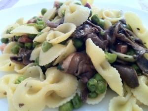 Pasta con piselli, funghi e pancetta